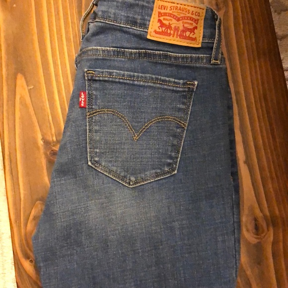 Women’s Levi jeans - Picture 1 of 2